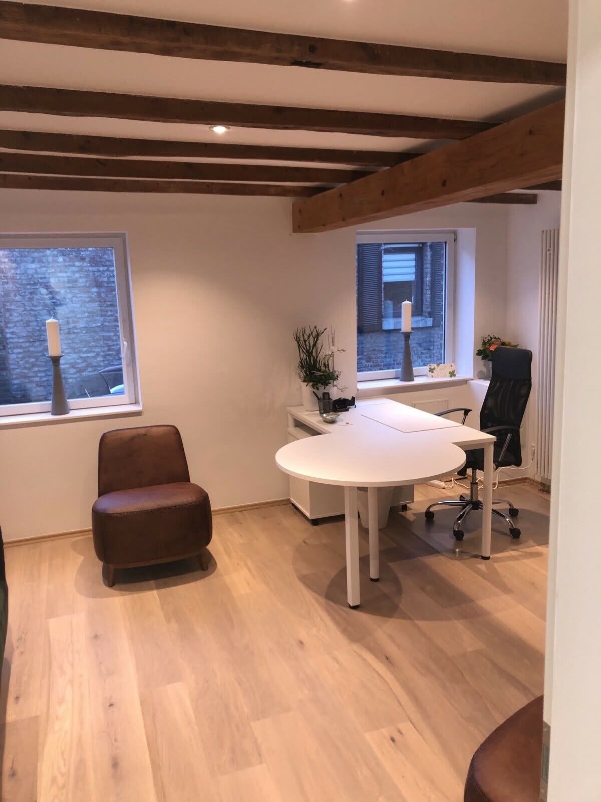 Büroausbau mit Holzbalkendecke