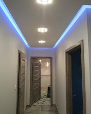 Flur mit indirekter LED-Beleuchtung