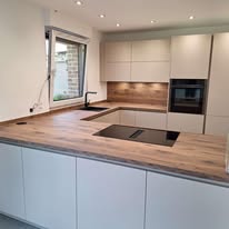 Moderne Küche in Holzoptik